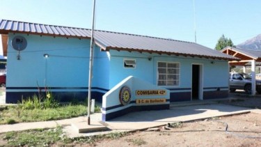 Un testigo del hecho se acercó a la Comisaría 42 a consultar cuál era el estado del agente herido. Foto: archivo