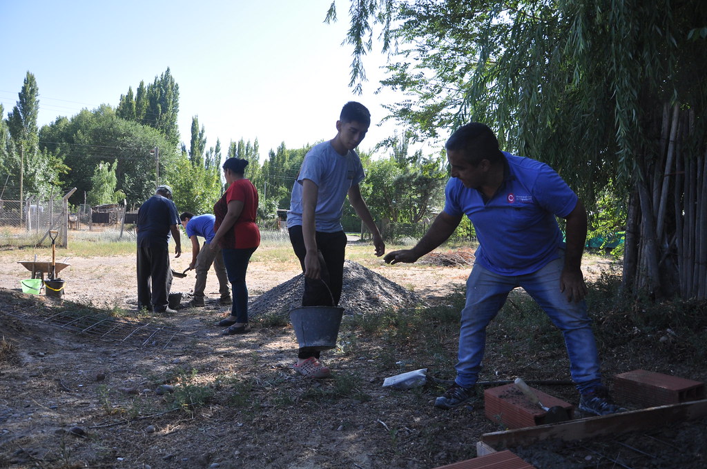 Jóvenes participaron de la construcción de un horno de barro. Foto: gentileza. 