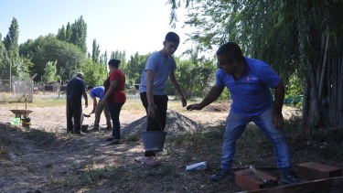 Jóvenes participaron de la construcción de un horno de barro. Foto: gentileza. 