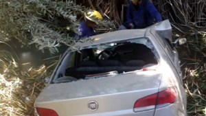 Su auto cayó en un canal con agua y lograron salvarse sin lesiones