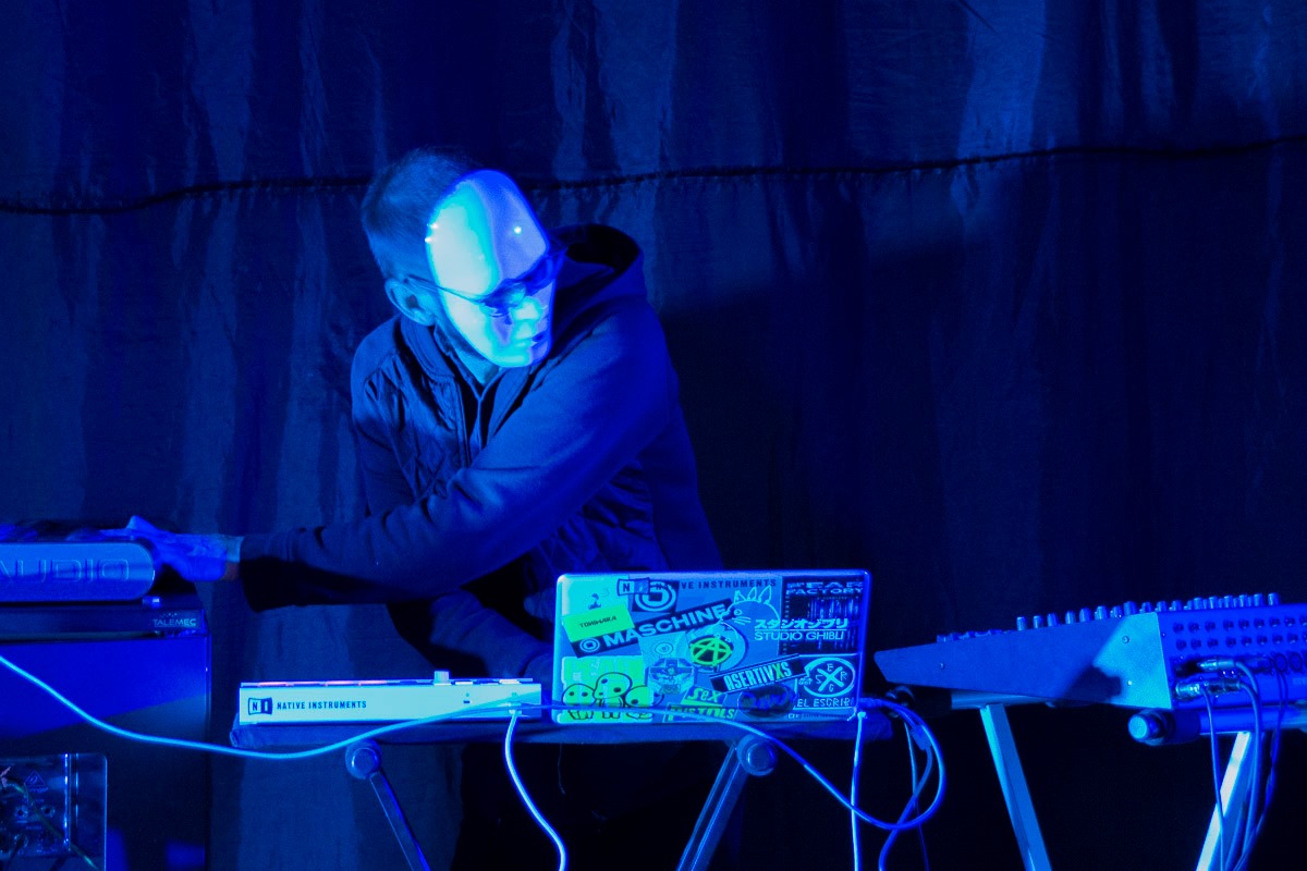 Juan Fort  integra el proyecto neuquino Oosfera que combina samplers y sintetizadores con violín eléctrico y bajo.