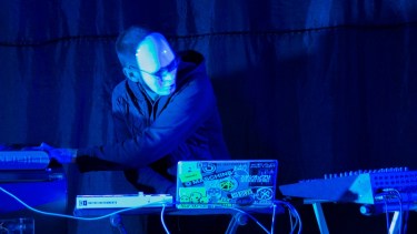 Juan Fort  integra el proyecto neuquino Oosfera que combina samplers y sintetizadores con violín eléctrico y bajo.