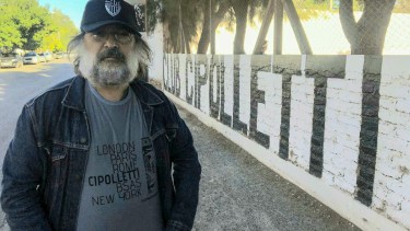 Pedro Saborido posó con el escudo del Club Cipolletti. (Foto gentileza)