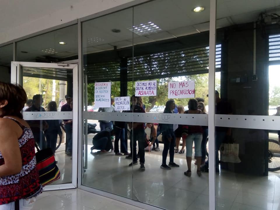 La protesta en la sede de la AFIP en Neuquén. Foto: Facebook @terapeuticosenaccion