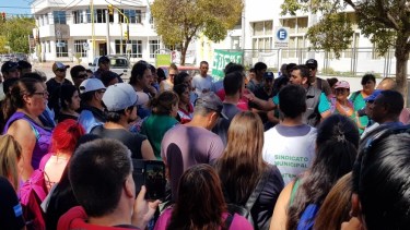 Ayer los empleados municipales de Centenario recibieron una nueva propuesta por parte del Municipio. En asamblea decidirán si la aceptan o la rechaza. (Foto: Centenario Digital).