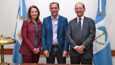 La vicepresidenta de No Convencionales de Shell, Gretchen Watkins, y el presidente de Shell Argentina, Sean Rooney, se reunieron esta tarde con Gutiérrez.