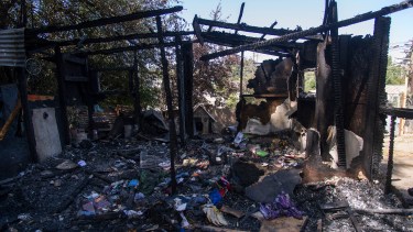 El agresor incendió la vivienda de madera de la su expareja, luego de agredirla físicamente. Archivo
