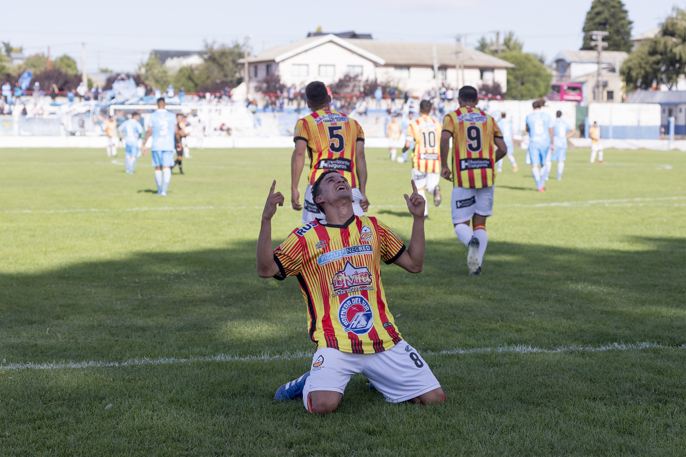 Facundo Mustafá celebra el tercer gol cruzado que llegó cuando finalizaba el primer tiempo. Foto: Marcelo Martínez