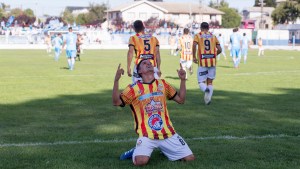 Cruz del Sur salió del fondo con una goleada