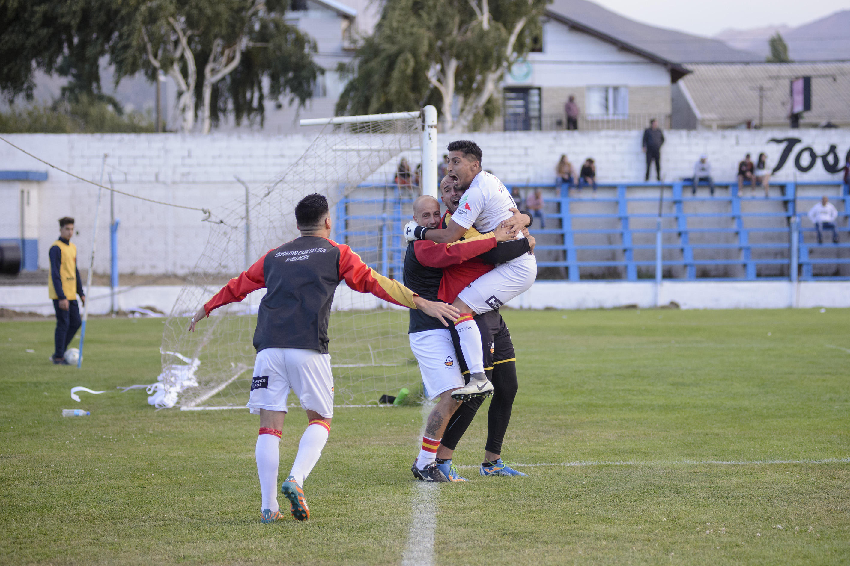 Jugadores de Cruz del Sur festejan el tercer gol ante Puerto Moreno. (Foto: Marcelo Martínez)