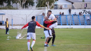 Jugadores de Cruz del Sur festejan el tercer gol ante Puerto Moreno. (Foto: Marcelo Martínez)