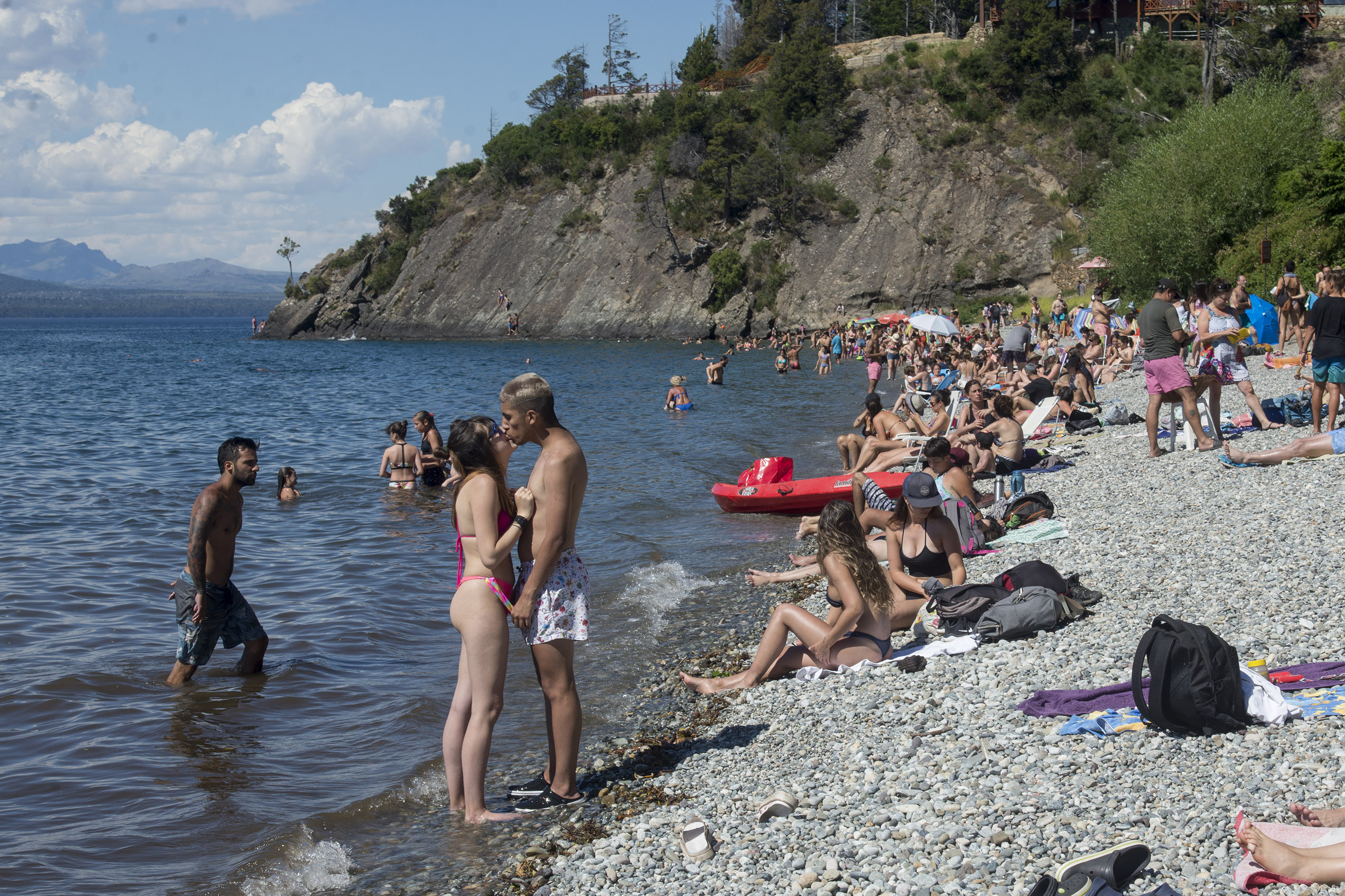 En las playas de Bariloche sobran bañistas y faltan baños