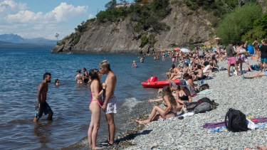 En playa Bonita, en el lago Nahuel Huapi, los baños están clausurados por una obra. Archivo