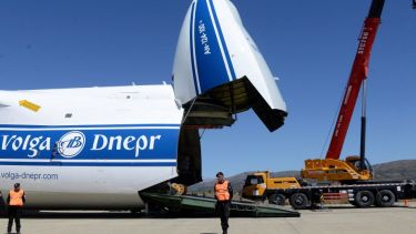 Así era cargado el satélite al avión Antonov. Foto: Alfredo Leiva.-