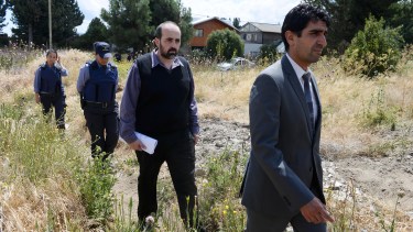 El fiscal Tomás Soto y el fiscal adjunto Gerardo Miranda (atrás) están a cargo de la investigación del robo. (foto archivo)
