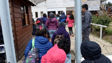 La gente que aguardaba afuera logró ingresar al Penal a reunirse con sus familiares. Foto: Alfredo Leiva