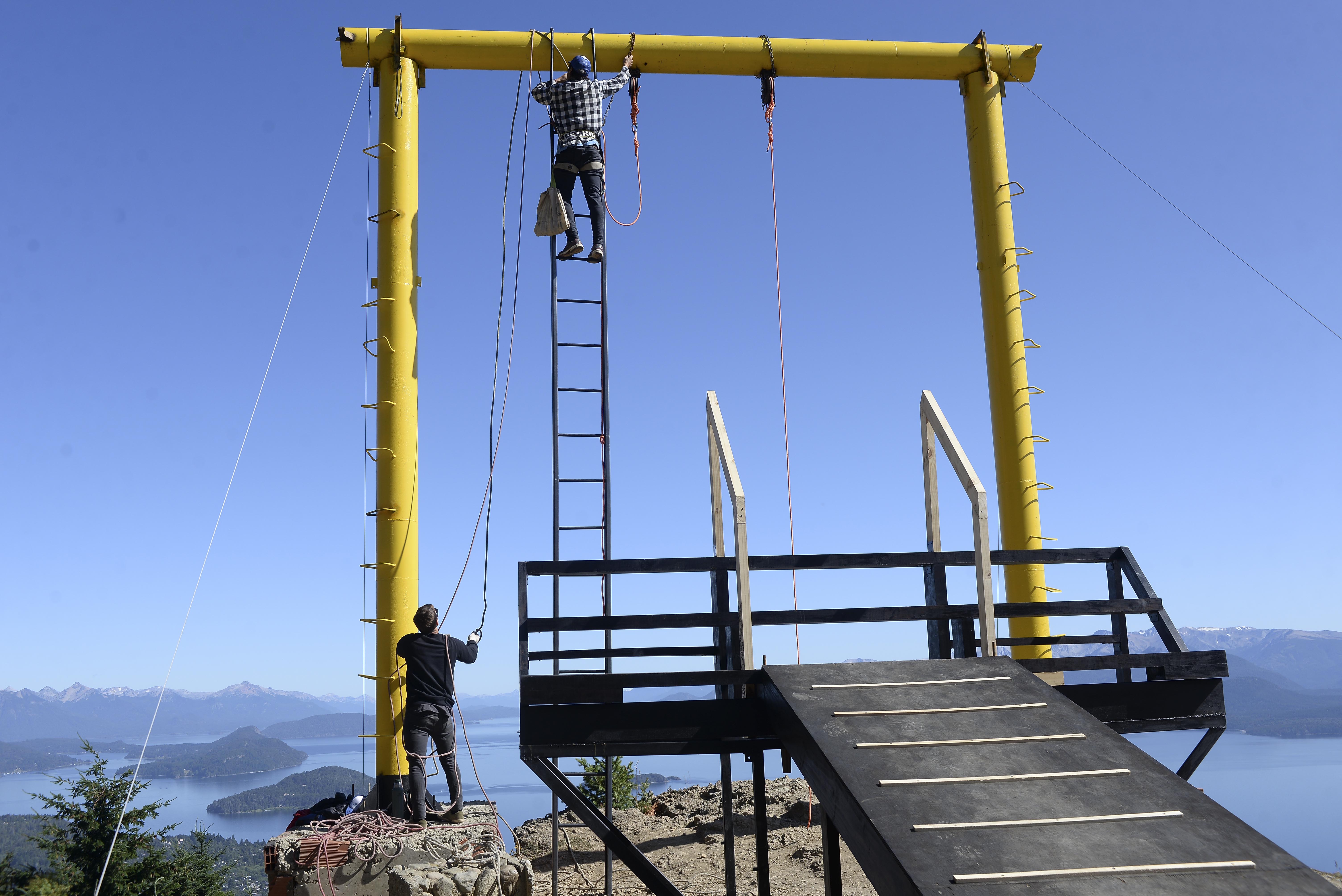 Operarios realizan la instalación de la estructura de la hamaca gigante de Piedras Blancas, en el cerro Otto. Foto: Alfredo Leiva