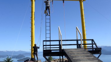 Operarios realizan la instalación de la estructura de la hamaca gigante de Piedras Blancas, en el cerro Otto. Foto: Alfredo Leiva