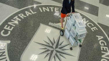 La CIA tenía la información a través de una empresa Suiza que vendía máquinas para descifrar mensajes encriptados. 