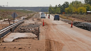 El puente que cedió por la corriente de barro y agua. Foto: Archivo Juan Thomes