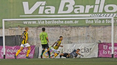 El 0-5 con Olimpo terminó con el ciclo de Coronel. (Foto: Juan Thomes)