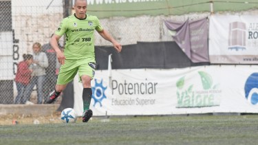 La entrega, es algo que el zaguero nunca negocia y el público se lo reconoce.  (Foto: Juan Thomes)