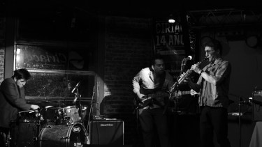 Los tres. Los tres. Crook, junto a Gustavo Giannini en bajo y Julián Cabaza en batería.