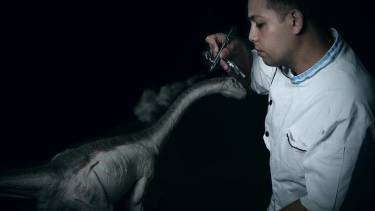 Edgardo ultimando los detalles de su creación. Foto: gentileza.