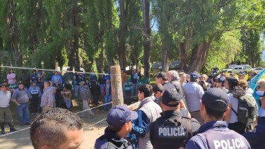 Un alambrado y una tranquera separaba a los manifestantes que quieren llegar al lago Escondido y los pobladores rurales. Foto: FIPCA