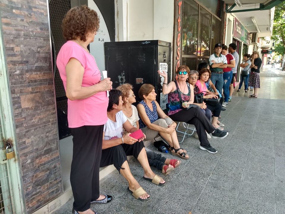 Largas filas en el centro de Cipolletti para conseguir un turno. (Foto: Gentileza Miguel Ángel Parra)