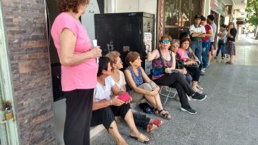Largas filas en el centro de Cipolletti para conseguir un turno. (Foto: Gentileza Miguel Ángel Parra)