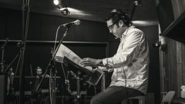 Ezequiel  Alara  elige la música que incluye en los eventos que musicaliza desde lo personal y lo profesional.