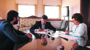 La gobernadora Carreras y el ministro Arroyo. Firmaron el convenio para distribuir más de 20 mil tarjetas en Río Negro.