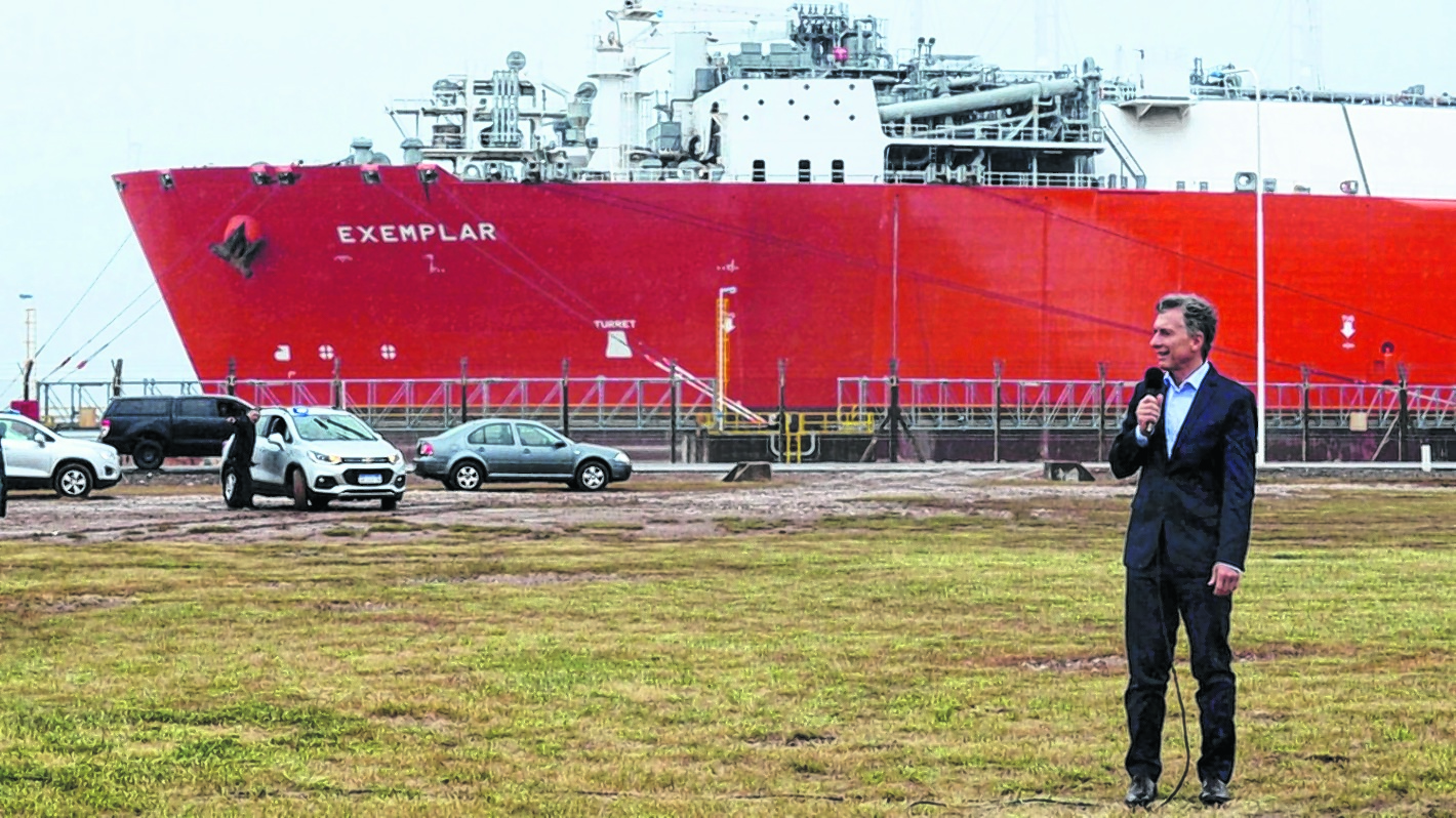 En octubre de 2018, el entonces presidente Mauricio Macri despidió el buque regasificador. Ahora podría volver.