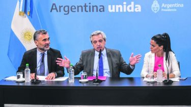 El presidente, Alberto Fernández(c), junto al presidente del ANSES, Alejandro Vanoli(i) y la titular del PAMI, Luana Volnovich(d) anunciaron un aumento del 13% para las jubilaciones mínimas y las AUH. Foto: Julián Álvarez. 