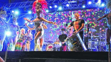 En el escenario no faltó el color y el ritmo de murga que invitó a bailar y disfrutar de los shows.