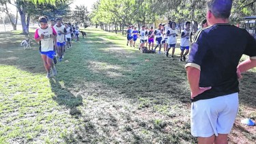 Mientras entrenan, esperan la llegada de las camisetas que ya fueron encargadas en Buenos Aires. 