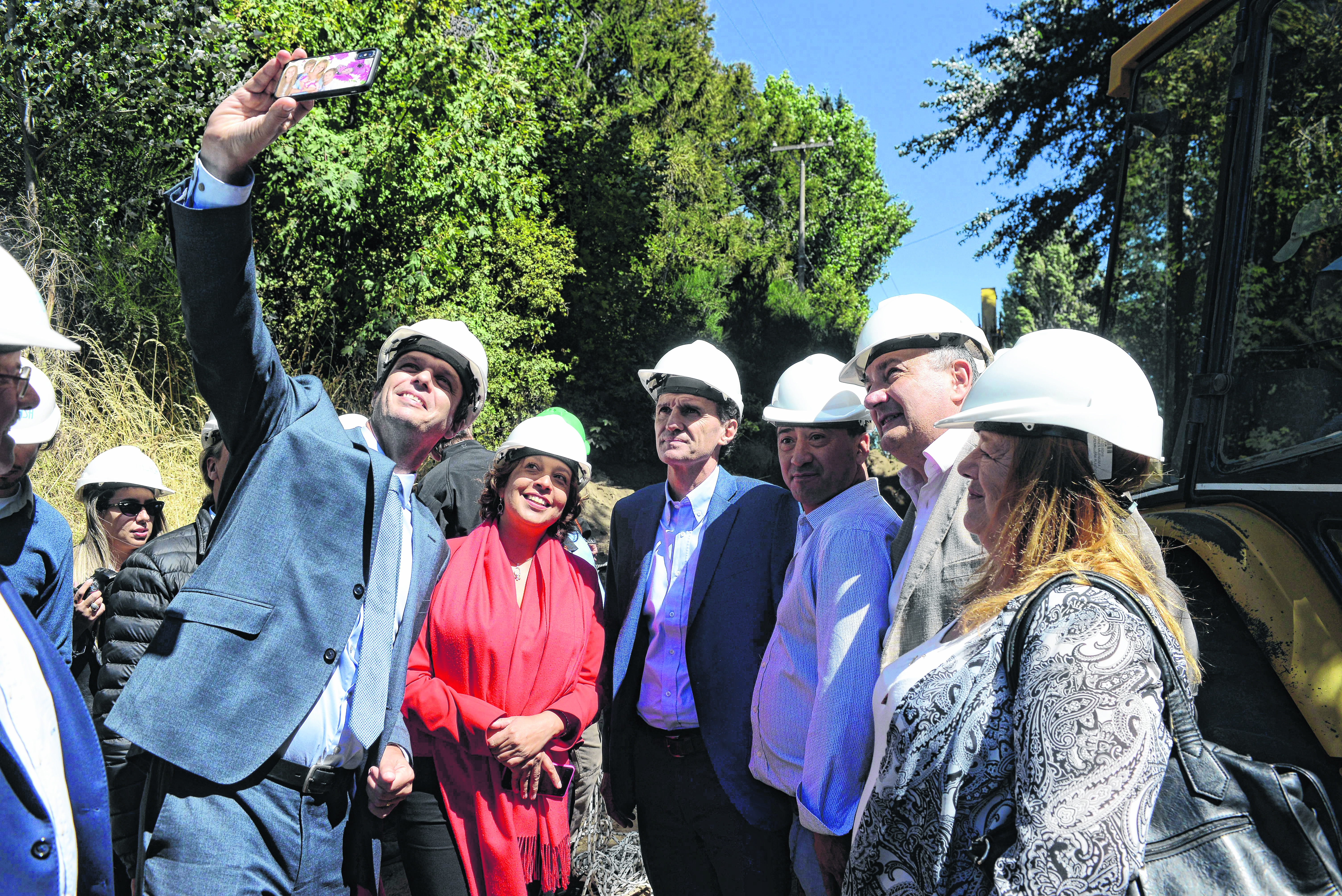La gobernadora Carreras, el ministro Katopodis y el intendente Gennuso en el recorrido de las obras de saneamiento de Bariloche. (Foto: Alfredo Leiva)