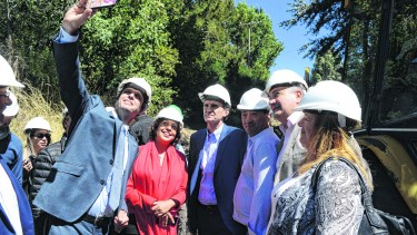 La gobernadora Carreras, el ministro Katopodis y el intendente Gennuso en el recorrido de las obras de saneamiento de Bariloche. (Foto: Alfredo Leiva)