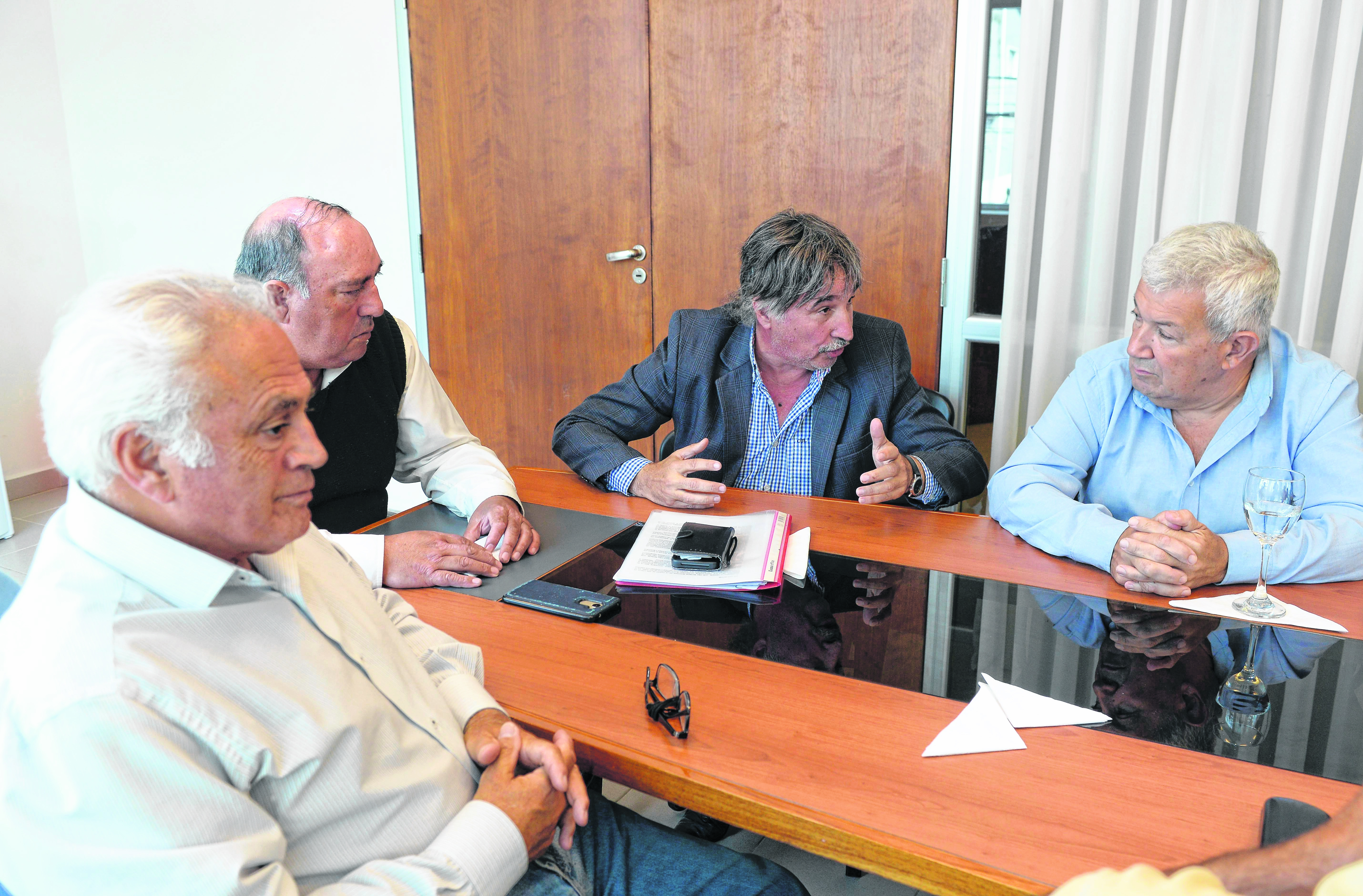 Zúñiga, que no tiene cargo sindical actual, y Stopiello en la reunión de ayer por la mañana en Gastronómicos. (Foto: Alfredo Leiva)