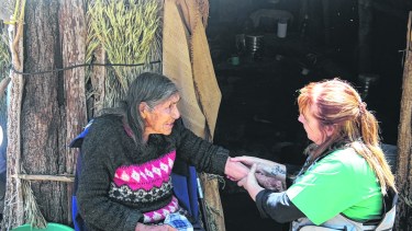 Sandra Reschia es médica del equipo rural y cada año espera con alegría volver a encontrarse con doña Rosa que, a sus 80 años, es una amiga más. (Gentileza)