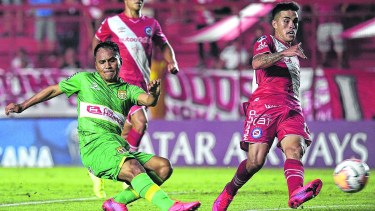 El Bicho, que lleva seis sin ganar, igualó con los peruanos.