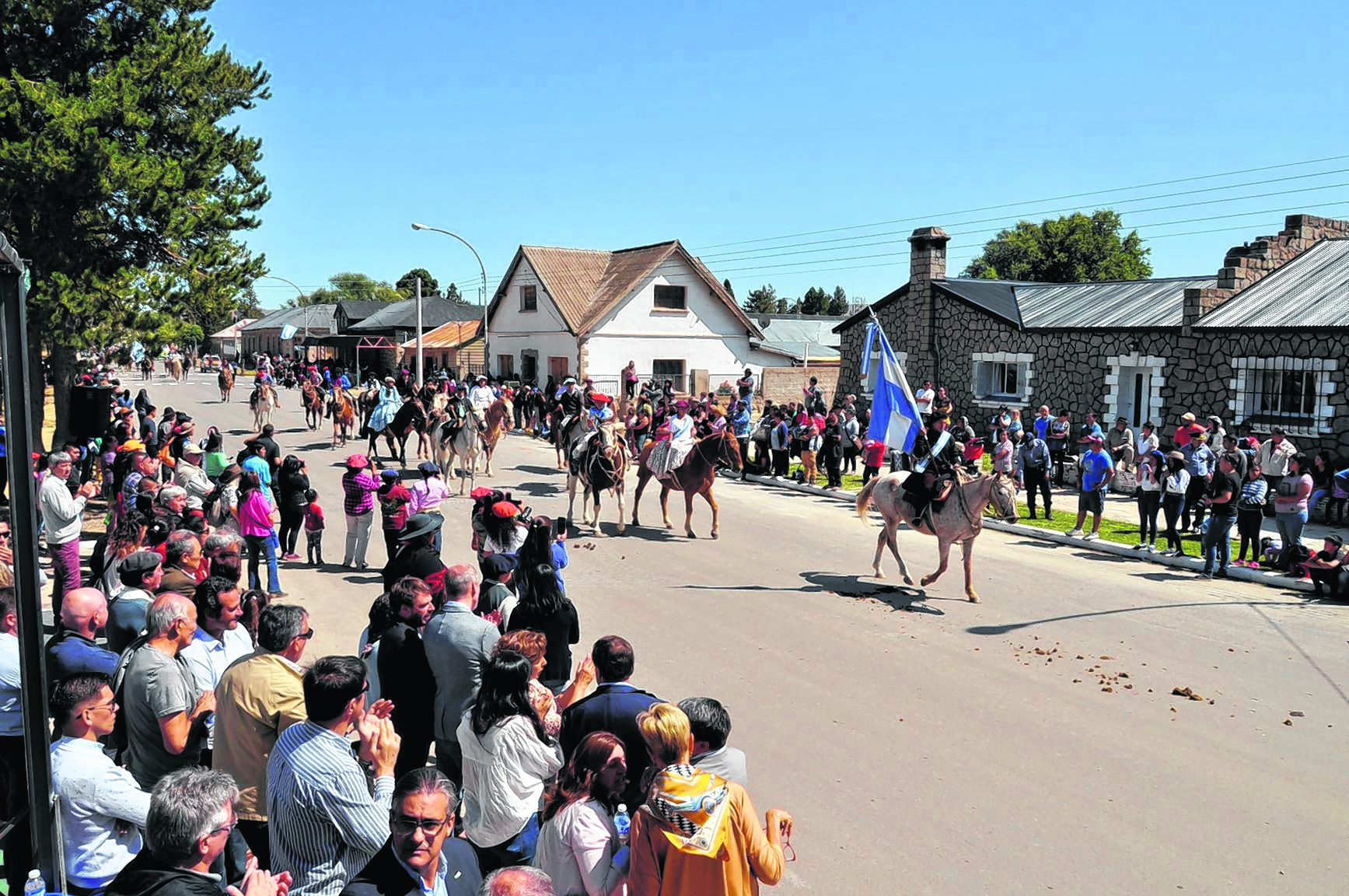 El espléndido día de sol y la buena temperatura volcaron a los vecinos a presenciar la llegada de la cabalgata y el desfile cívico.