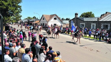El espléndido día de sol y la buena temperatura volcaron a los vecinos a presenciar la llegada de la cabalgata y el desfile cívico.
