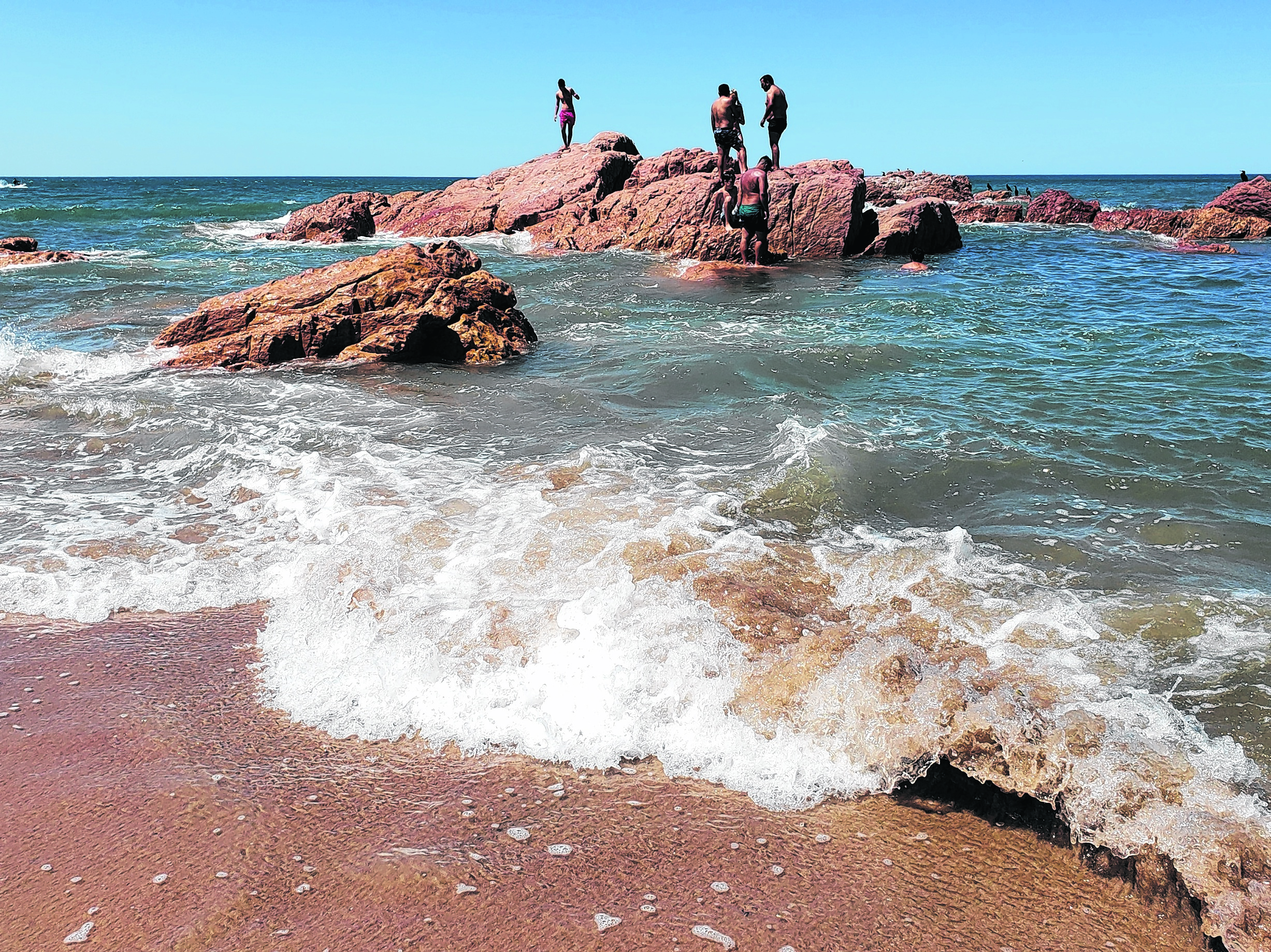 En la playa de Las Coloradas, el mar avanzó más que otros días. Los turistas aprovecharon el momento para divertirse en el agua. (Foto: Martín Brunella)
