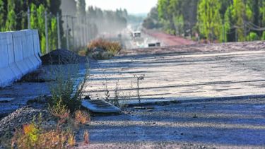 Hay varios sectores sobre la Ruta 22 en los que se observa que la parálisis y el abandono de las obras es total. Foto: archivo.-