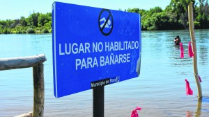 Ríos y canales trágicos: más carteles  que guardavidas en costas de la región