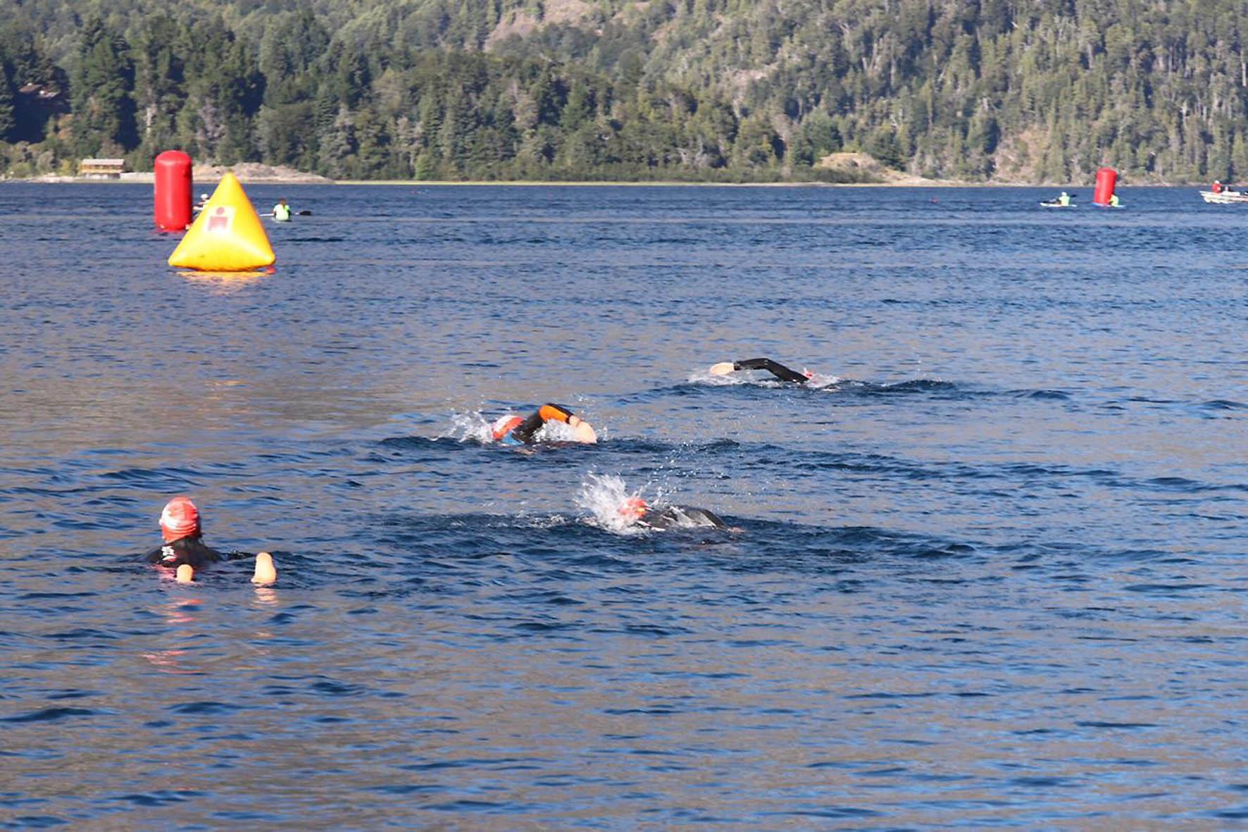 La convocante prueba comenzará con la natación en aguas del Lago Mascardi. Archivo.