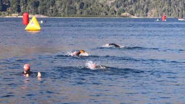 La convocante prueba comenzará con la natación en aguas del Lago Mascardi. Archivo.