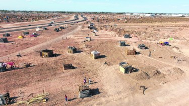 Con el paso de los días los espacios se fueron delimitando y acondicionando entre cada familia. (Foto: Fabián Ceballos.-)